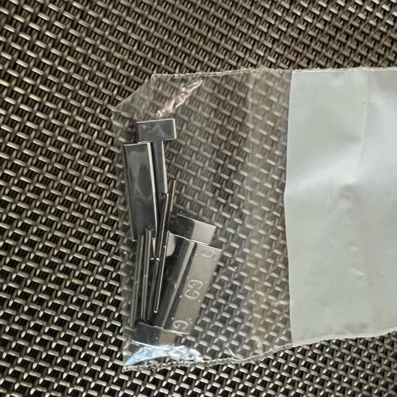 Authentic Gucci Twirl watch - Picture 8 of 9